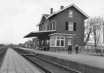 153096 Gezicht op de perronzijde van het N.S.-station Goor te Goor.